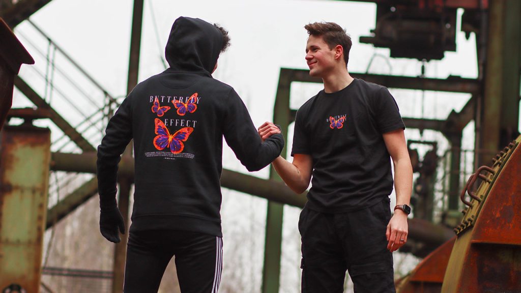 Een casual streetwear t-shirt met opvallende vlinders en inspirerende butterfly effect quotes van Wurban Wear