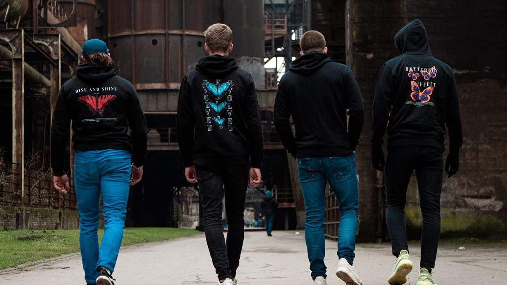 Een casual streetwear t-shirt met opvallende vlinders en inspirerende butterfly effect quotes van Wurban Wear