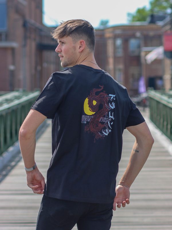 Een chinese dragon casual t shirt van Wurban Wear met daarop een draak als mytisch wezen in een japanse stijl