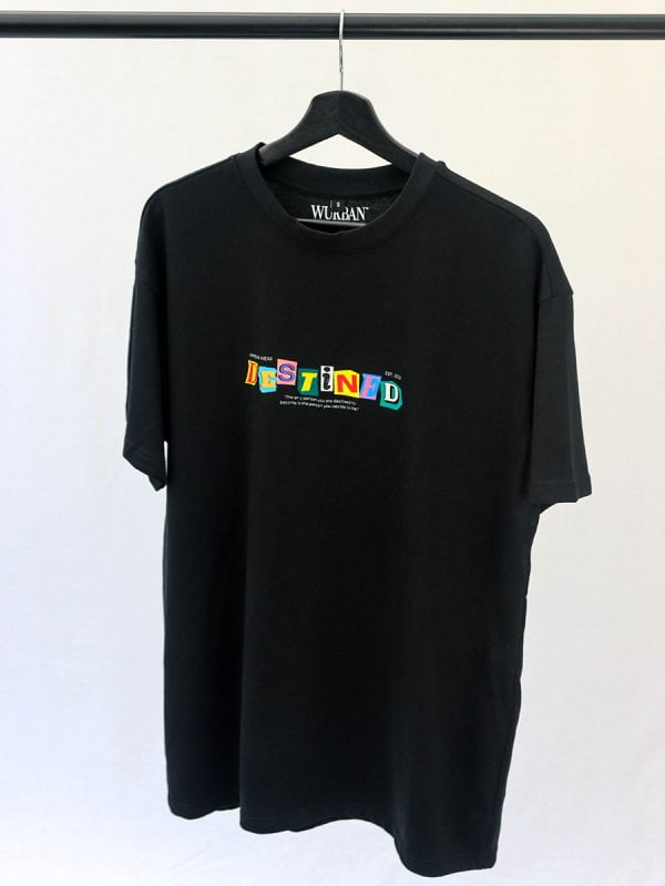 het krachtige statement destined op een oversized t shirt van wurban wear binnen de streetwear kleding
