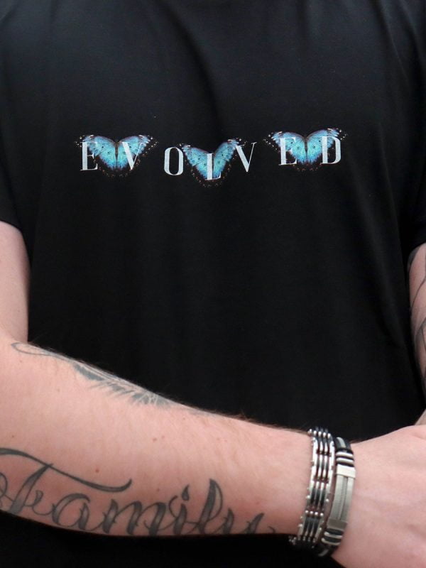 Een casual streetwear t-shirt met opvallende vlinders en inspirerende butterfly effect quotes van Wurban Wear