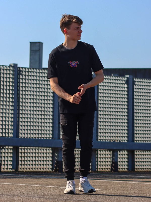 Een casual streetwear t-shirt met opvallende vlinders en inspirerende butterfly effect quotes van Wurban Wear