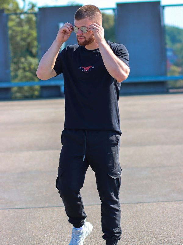 Een casual streetwear t-shirt met opvallende vlinders en inspirerende butterfly effect quotes van Wurban Wear