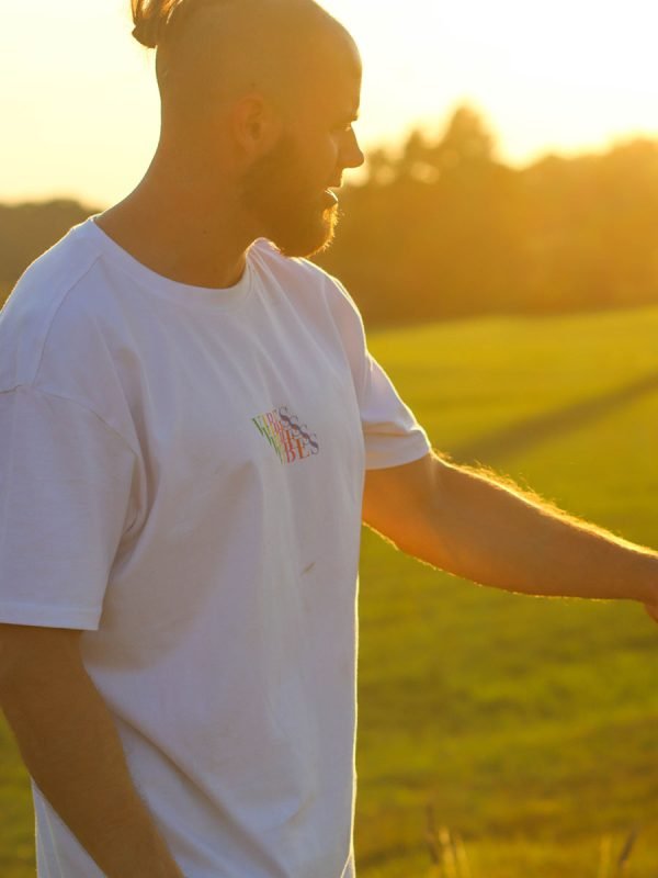 kleurrijke gekleurde streetwear letters die de positieve vibes van Wurban Wear uitstralen