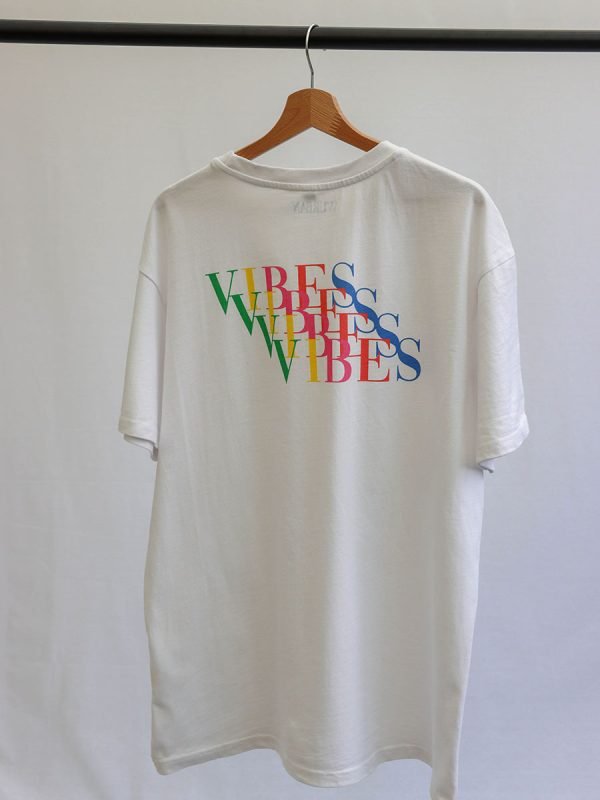 kleurrijke gekleurde streetwear letters die de positieve vibes van Wurban Wear uitstralen