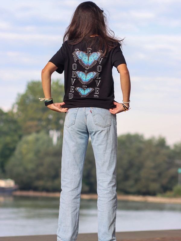 Een casual streetwear t-shirt met opvallende vlinders en inspirerende butterfly effect quotes van Wurban Wear