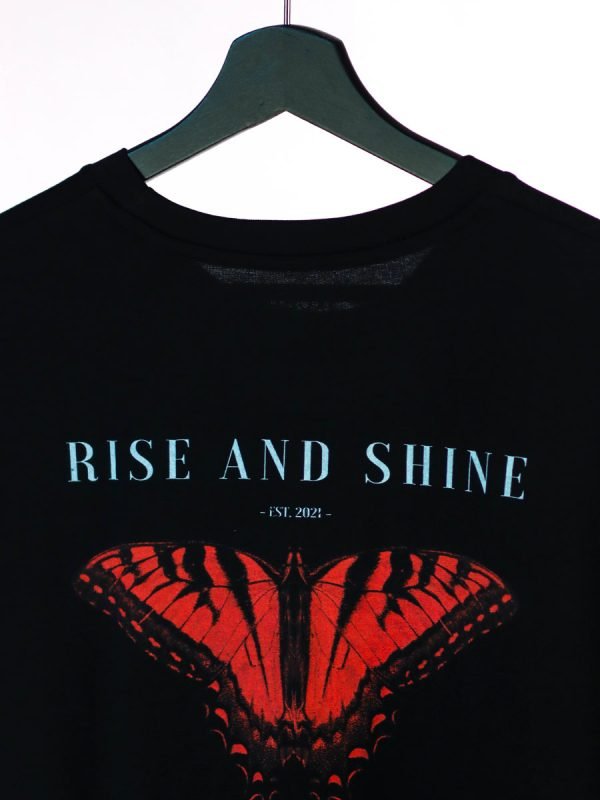 Een casual streetwear t-shirt met opvallende vlinders en inspirerende butterfly effect quotes van Wurban Wear