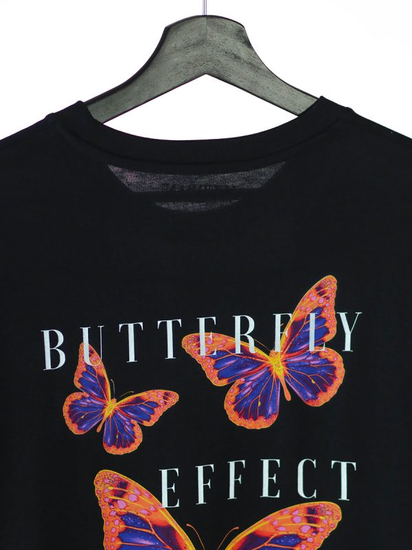 Een casual streetwear t-shirt met opvallende vlinders en inspirerende butterfly effect quotes van Wurban Wear
