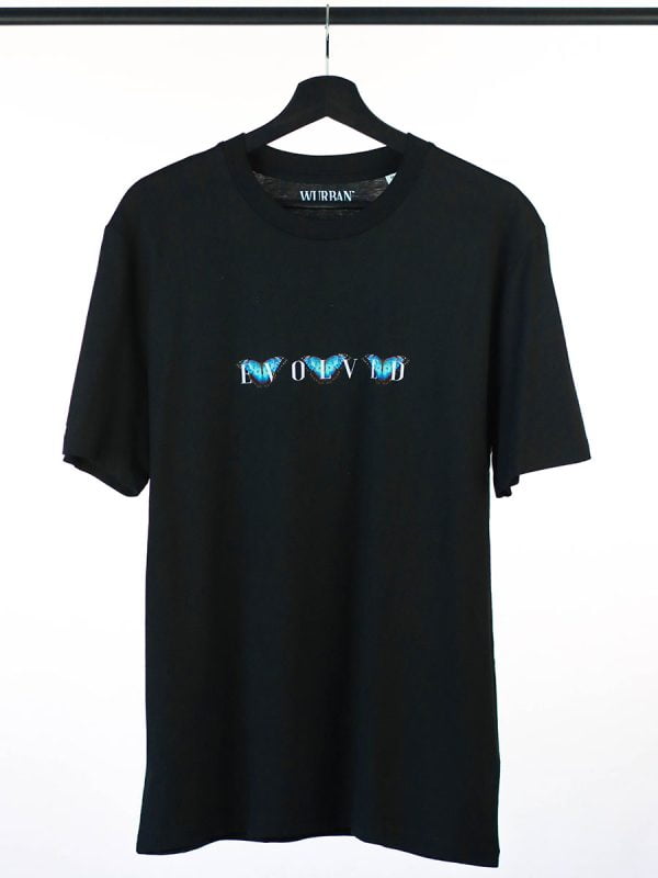 Een casual streetwear t-shirt met opvallende vlinders en inspirerende butterfly effect quotes van Wurban Wear