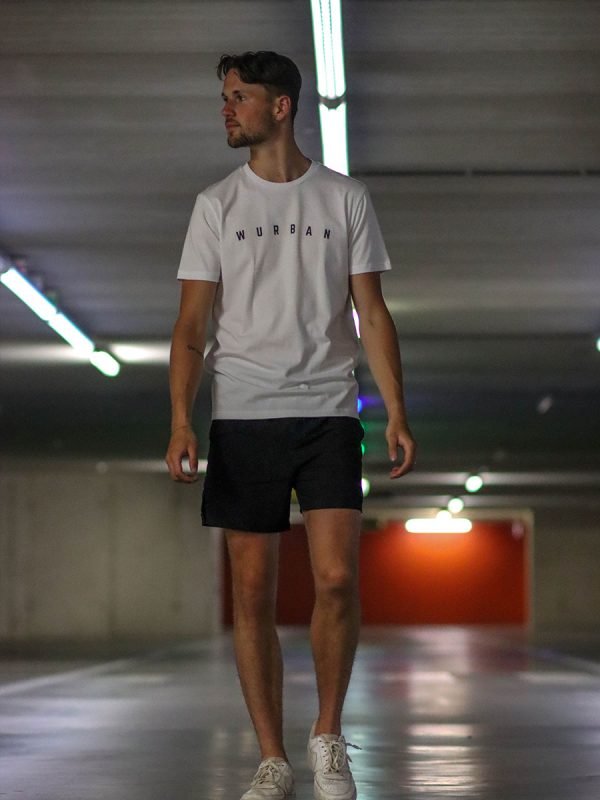 Een casual t shirt van Wurban Wear genaamd no mountain to high voor avonturiers en backpackers in de bergen op avontuur