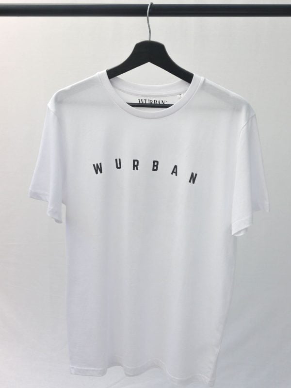 Een casual t shirt van Wurban Wear genaamd no mountain to high voor avonturiers en backpackers in de bergen op avontuur