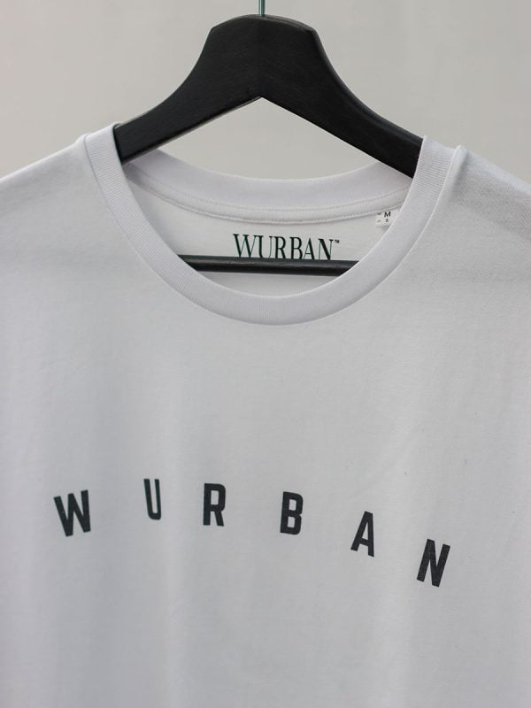 Een casual t shirt van Wurban Wear genaamd no mountain to high voor avonturiers en backpackers in de bergen op avontuur
