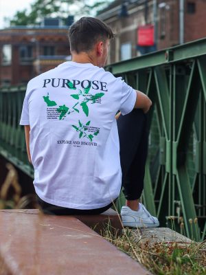 Oversized shirt van Wurban Wear met de tekst purpose of terwijl doel op de achterkant