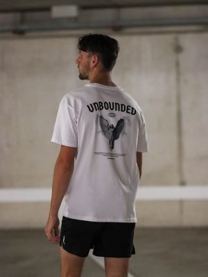 Een "statue" in de vorm van een engel maakt dit unbounded oversized streetwear shirt van Wurban Wear