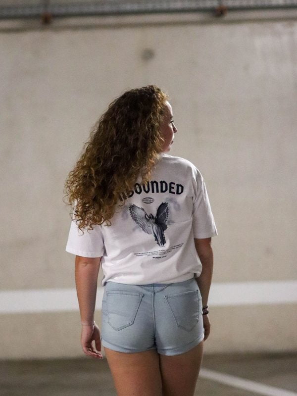 Een "statue" in de vorm van een engel maakt dit unbounded oversized streetwear shirt van Wurban Wear