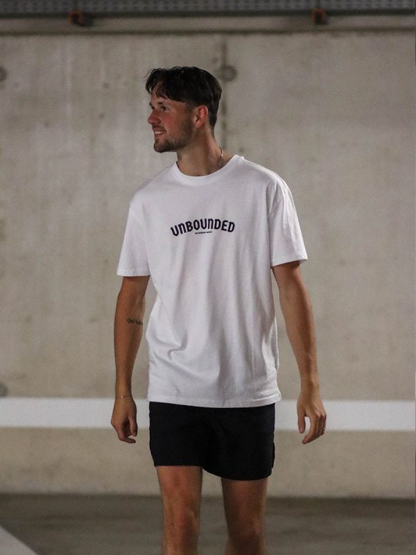 Een "statue" in de vorm van een engel maakt dit unbounded oversized streetwear shirt van Wurban Wear
