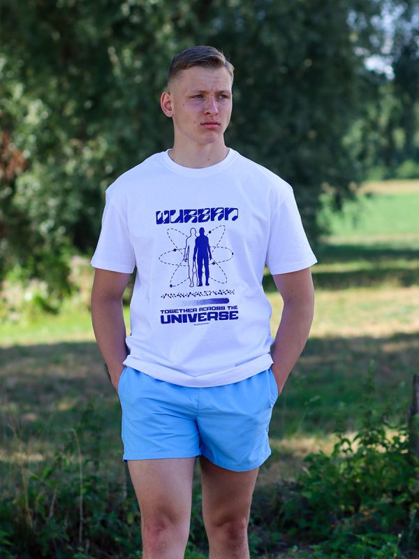 Een oversized t shirt van Wurban wear dat staat voor de ruimte van de universe staat vrij voor je maximale potentieel