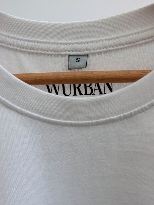 kleurrijke gekleurde streetwear letters die de positieve vibes van Wurban Wear uitstralen
