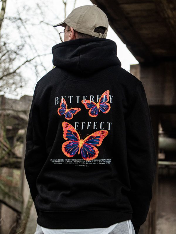 Een casual streetwear hoodie met opvallende vlinders en inspirerende butterfly effect quotes van Wurban Wear
