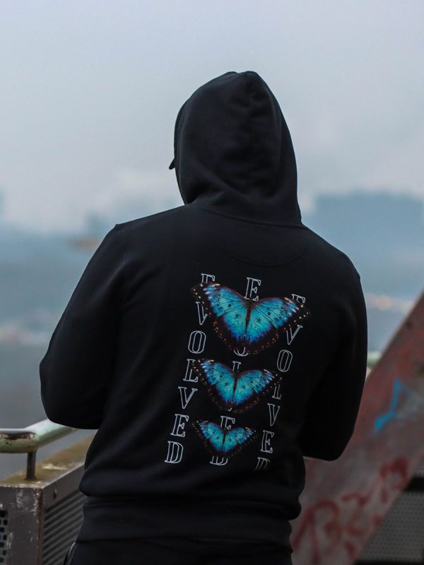 Een casual streetwear hoodie met opvallende vlinders en inspirerende evolved butterfly quotes van Wurban Wear