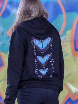Een casual streetwear hoodie met opvallende vlinders en inspirerende evolved butterfly quotes van Wurban Wear