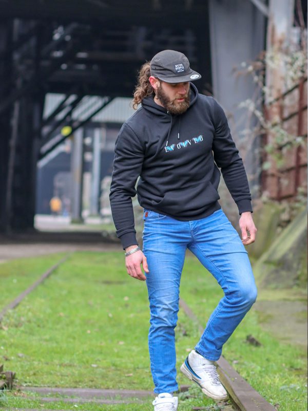 Een casual streetwear hoodie met opvallende vlinders en inspirerende evolved butterfly quotes van Wurban Wear
