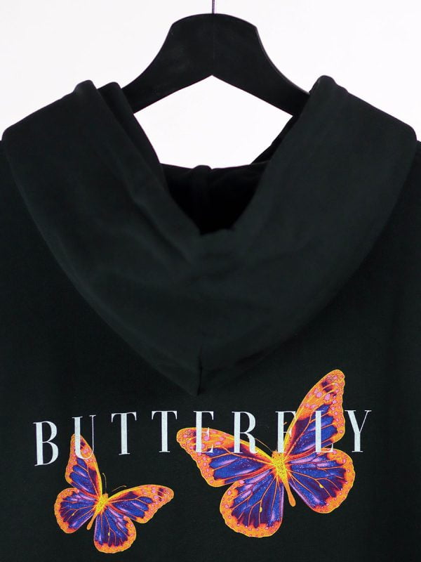 Een casual streetwear hoodie met opvallende vlinders en inspirerende butterfly effect quotes van Wurban Wear