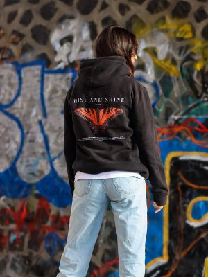 Een casual streetwear hoodie met opvallende vlinders en inspirerende rise and shine quotes van Wurban Wear
