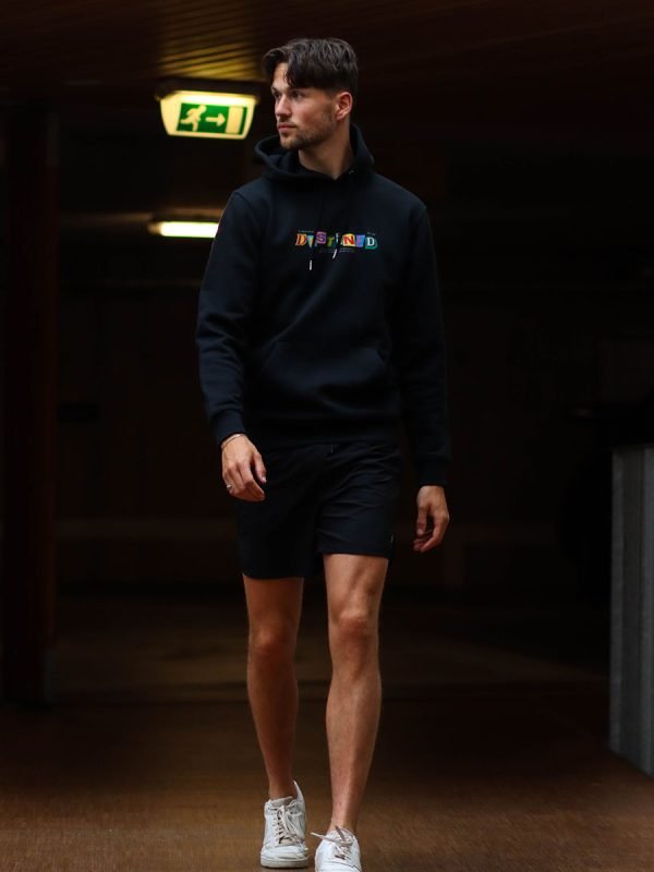 Een casual streetwear hoodie met opvallende kleuren en een inspirerende quote over grootsheid Wurban Wear