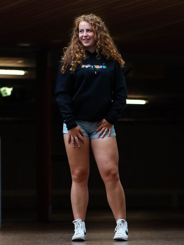 Een casual streetwear hoodie met opvallende kleuren en een inspirerende quote over grootsheid Wurban Wear