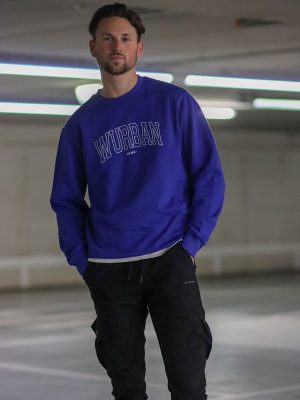 Een blauwe sweater van wurban wear, dit is een varsity sweater geïnspireerd uit de old school university style