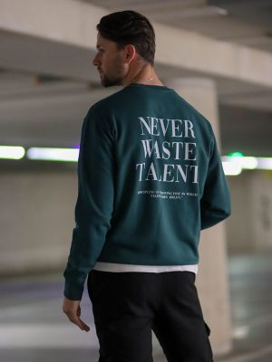 de never waste talent groene sweater van wurban wear is een sport sweater vol motivatie