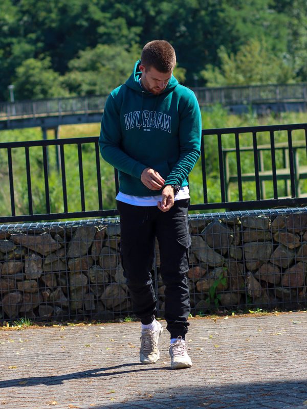 Een groene hoodie van wurban wear, dit is een varsity hoodie geïnspireerd uit de old school university style