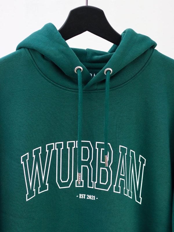 Een groene hoodie van wurban wear, dit is een varsity hoodie geïnspireerd uit de old school university style