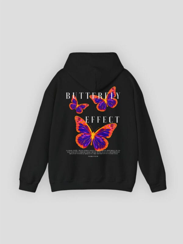 Een casual streetwear hoodie met opvallende vlinders en inspirerende butterfly effect quotes van Wurban Wear