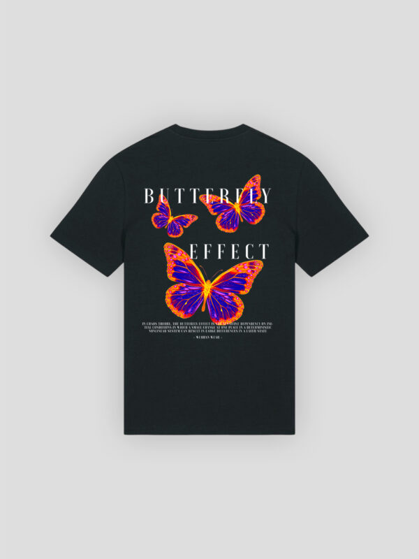Een casual streetwear t-shirt met opvallende vlinders en inspirerende butterfly effect quotes van Wurban Wear