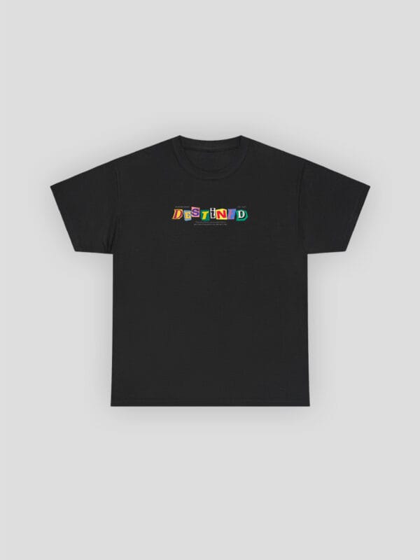 het krachtige statement destined op een oversized t shirt van wurban wear binnen de streetwear kleding