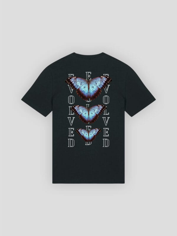 Een casual streetwear t-shirt met opvallende vlinders en inspirerende butterfly effect quotes van Wurban Wear