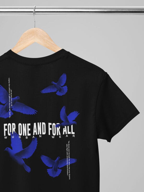 Een oversized streetwear shirt van Wurban Wear met blauwe duiven als symbool voor vrijheid