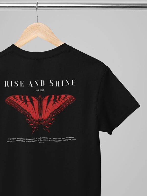 Een casual streetwear t-shirt met opvallende vlinders en inspirerende butterfly effect quotes van Wurban Wear