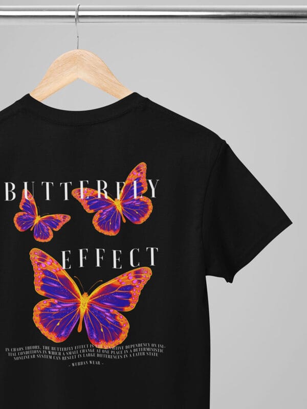 Een casual streetwear t-shirt met opvallende vlinders en inspirerende butterfly effect quotes van Wurban Wear