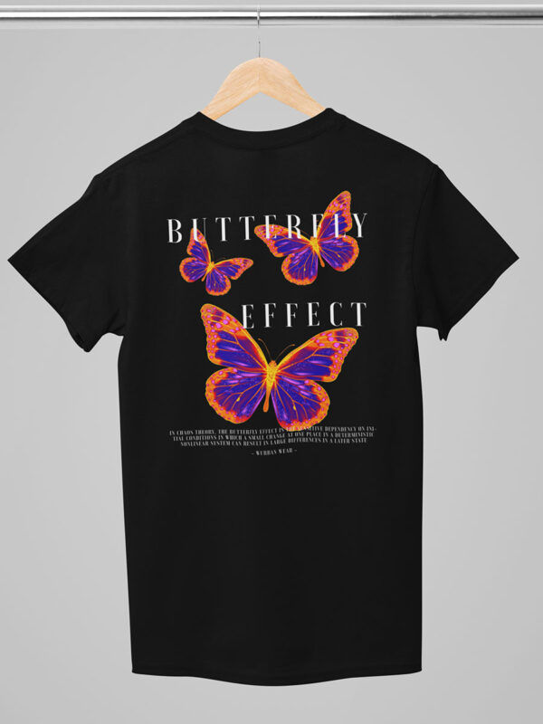 Een casual streetwear t-shirt met opvallende vlinders en inspirerende butterfly effect quotes van Wurban Wear