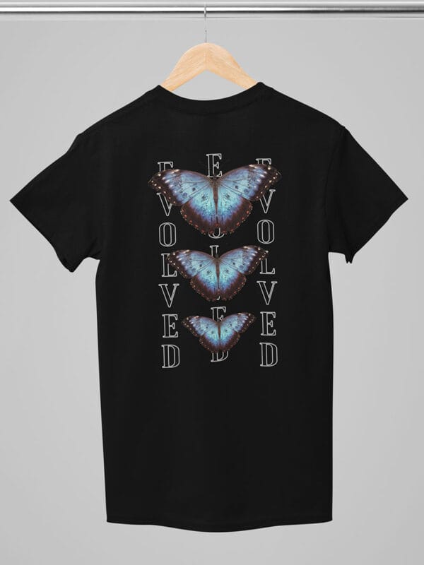 Een casual streetwear t-shirt met opvallende vlinders en inspirerende butterfly effect quotes van Wurban Wear
