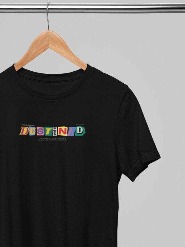 het krachtige statement destined op een oversized t shirt van wurban wear binnen de streetwear kleding
