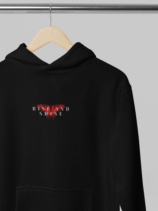 Een casual streetwear hoodie met opvallende vlinders en inspirerende rise and shine quotes van Wurban Wear