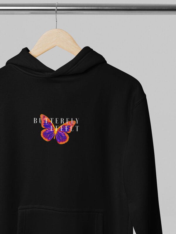 Een casual streetwear hoodie met opvallende vlinders en inspirerende butterfly effect quotes van Wurban Wear