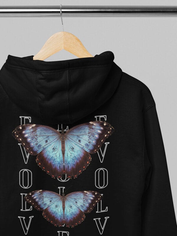 Een casual streetwear hoodie met opvallende vlinders en inspirerende evolved butterfly quotes van Wurban Wear