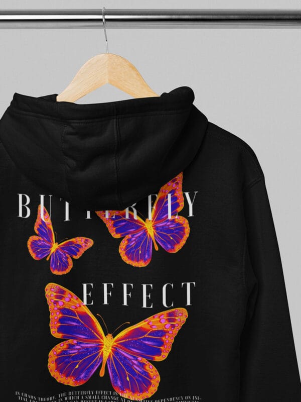 Een casual streetwear hoodie met opvallende vlinders en inspirerende butterfly effect quotes van Wurban Wear
