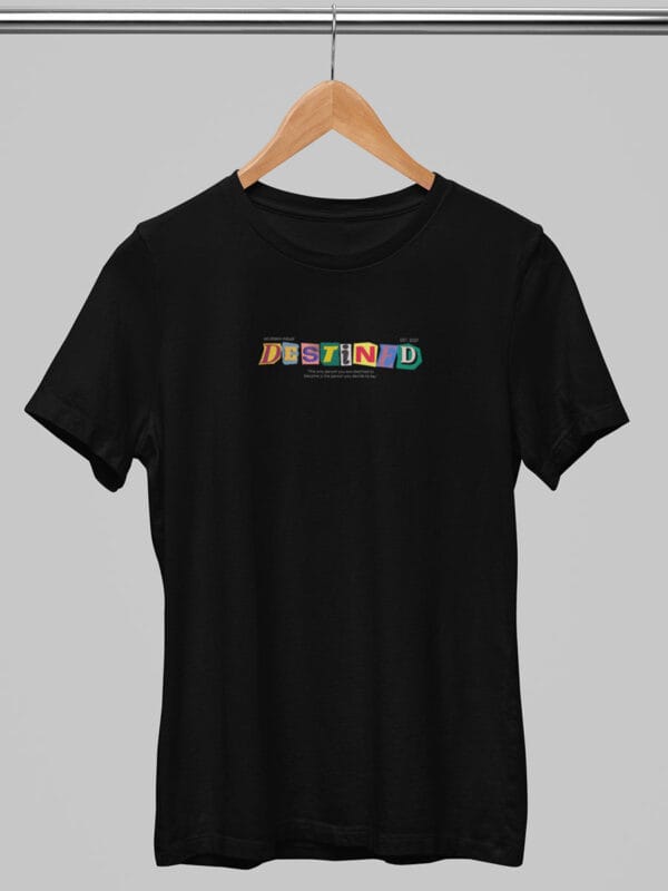 het krachtige statement destined op een oversized t shirt van wurban wear binnen de streetwear kleding