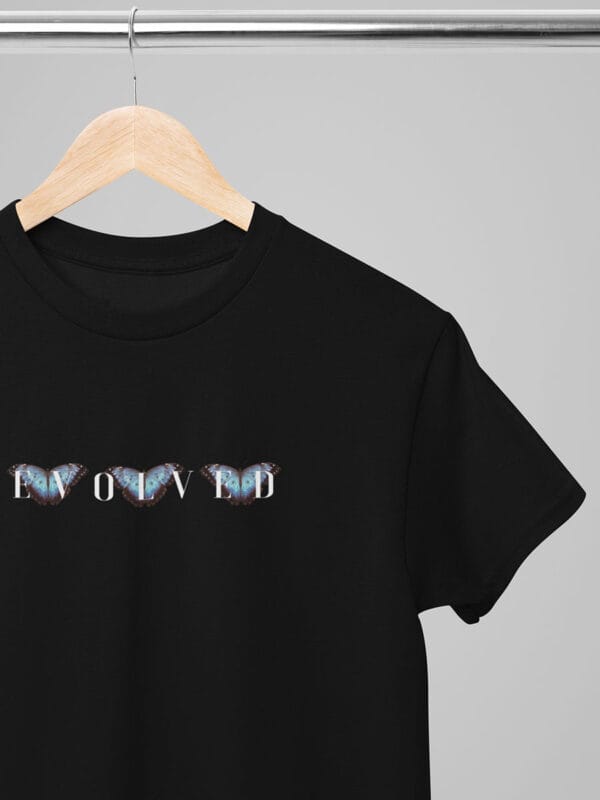 Een casual streetwear t-shirt met opvallende vlinders en inspirerende butterfly effect quotes van Wurban Wear